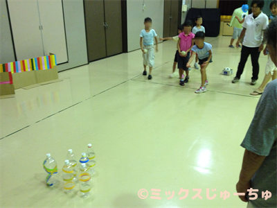 ペットボトルボウリングを遊ぶ子どものイラスト