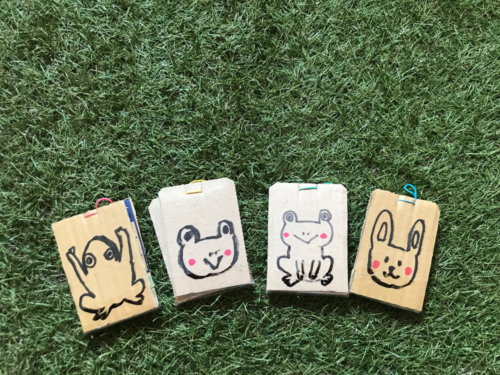 ダンボールのパッチンカエル