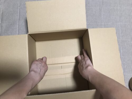 箱を開けて底にもテープを貼る