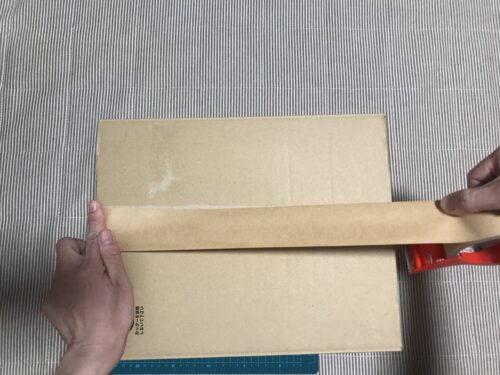 箱を閉じてテープを貼る