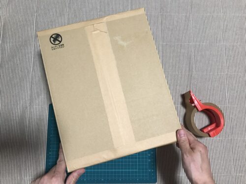 空気が漏れないようにテープを貼ります