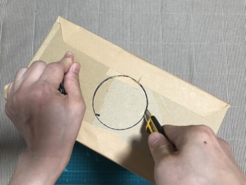 カッターで円を切る