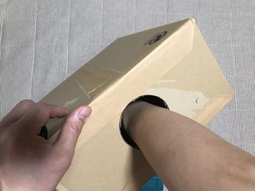 箱から手を入れて内側のテープを付ける