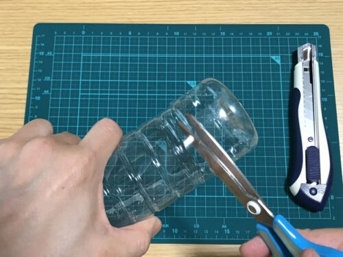 ペットボトルの底をハサミで切る
