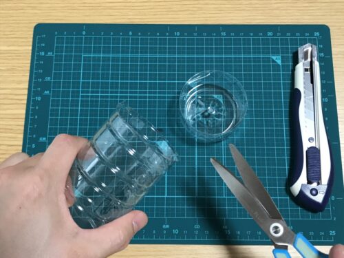 ペットボトルの底を切り落とした