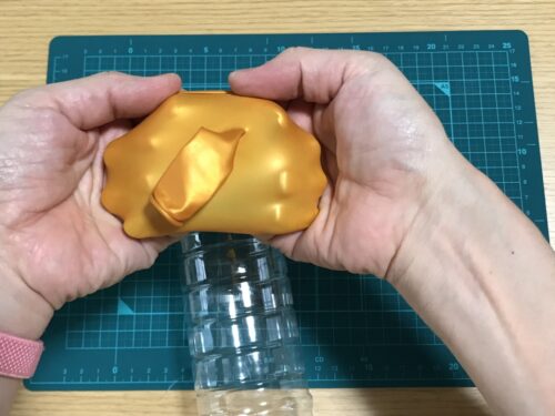 切り口に指を入れて広げる