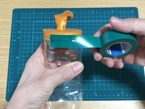 風船をビニールテープで貼る