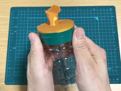 指でしっかりと貼る