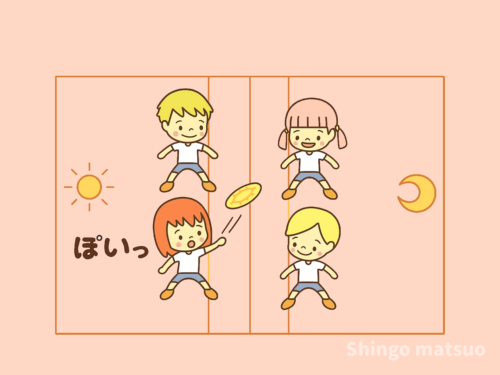 日月板を投げる子ども