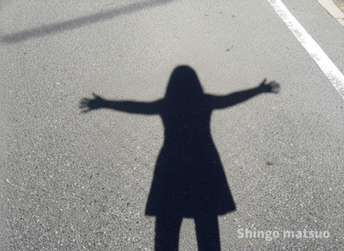 人影を見つめる