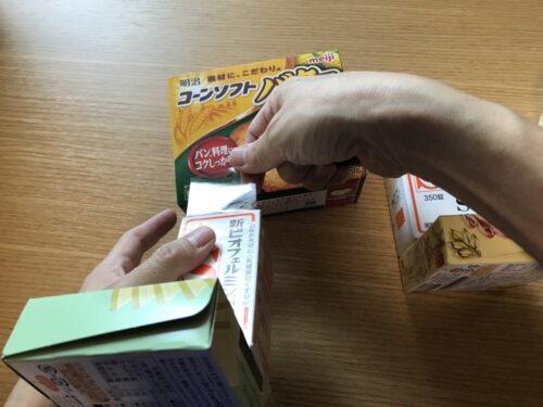 足の付け根にテープを貼る