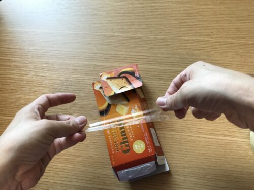 腕のパーツにテープを貼る