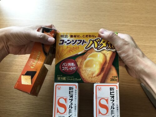 腕のパーツを肩に付ける