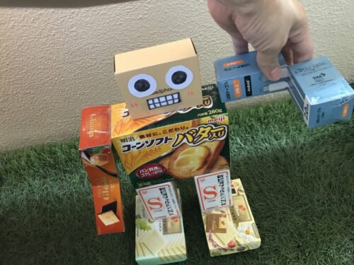 腕を上げた空き箱ロボット