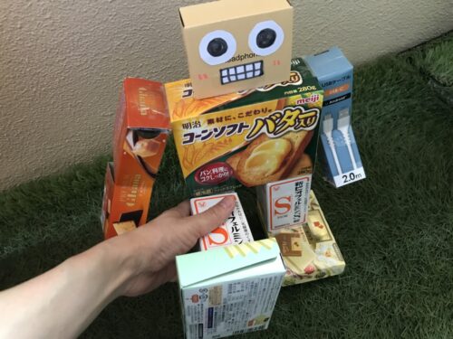 足を上げた空き箱ロボット