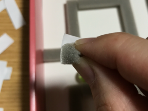 すきまテープをつまむ