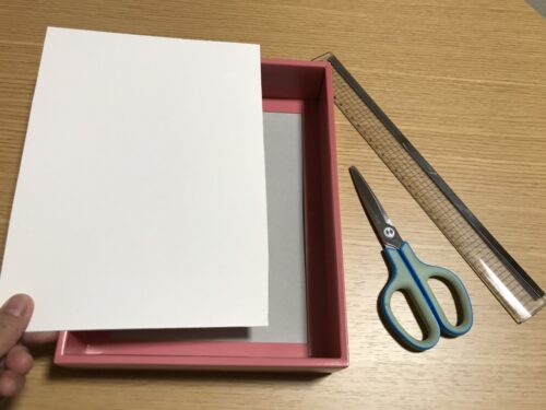 箱に厚紙を切って入れる