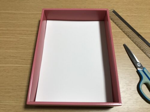 厚紙を箱の中に入れる