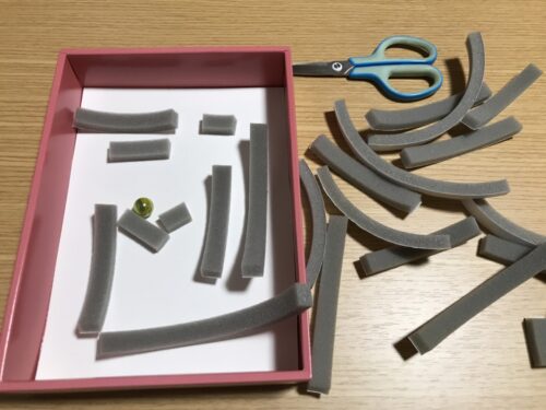 スキマテープを切って箱の中に配置