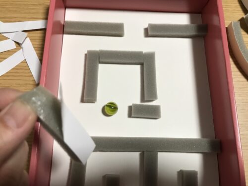 迷路をテープで止めていく