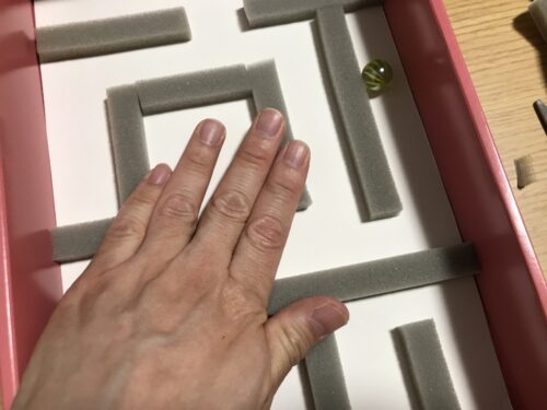 迷路のすきまテープを貼り終えた