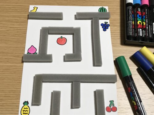 厚紙を出して絵を描く