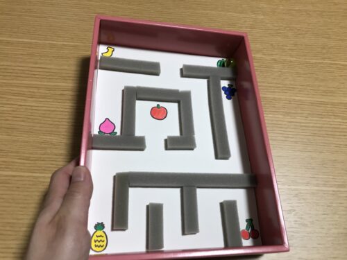 ビー玉を転がして迷路を遊ぶ