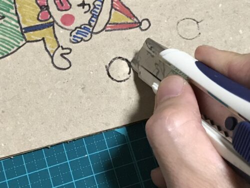 カッターの先で円を切る
