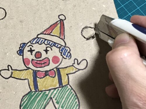 紙を回して丸く切る