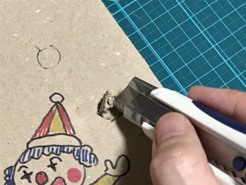カッターの先で紙をめくる