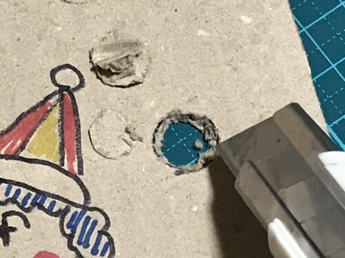 ダンボールに穴が開く
