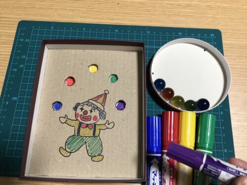穴に色を塗る