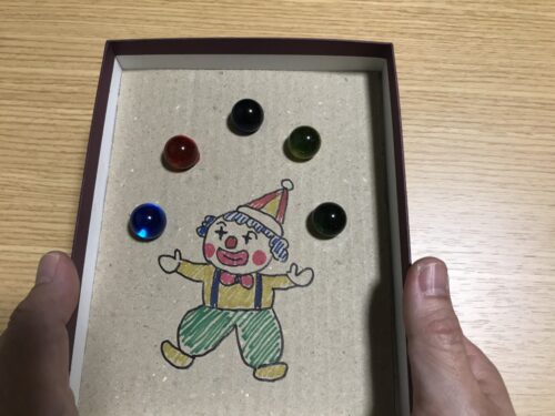 穴にビー玉が入る