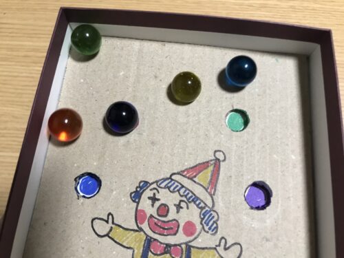 ビー玉を転がして遊ぶ