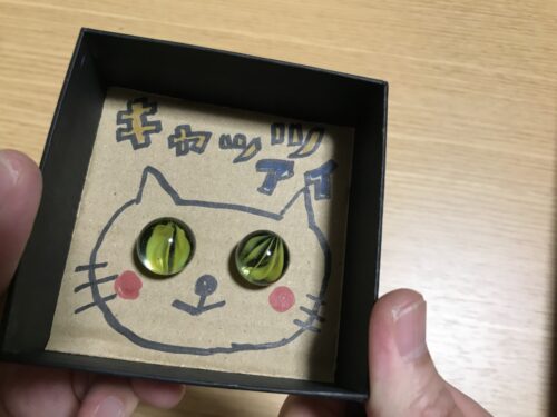 ビー玉の目が光る