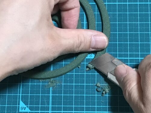 蚊取り線香のはじっこをカッターで削る