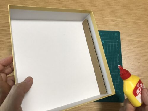 箱の右側に貼る