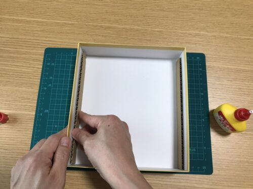 箱の左側に貼る