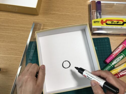 カラーペンで丸を描く