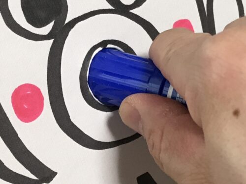 ペンを口の中に入れて、ぐりぐりと回さすことで切り口がなめらかになります。
