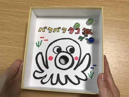 箱を傾けてビー玉を動かし