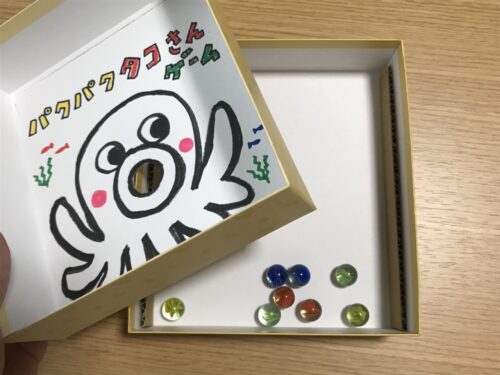 箱を開けてビー玉を取り出す