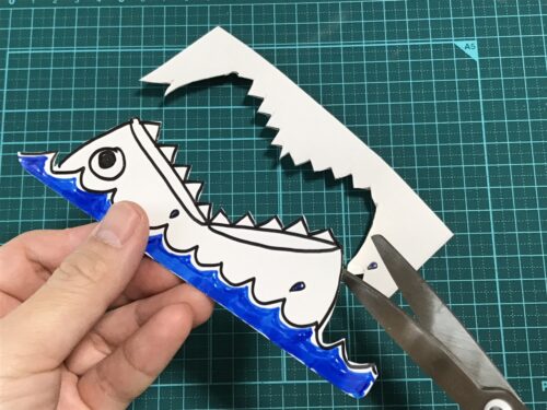 波と魚を切る