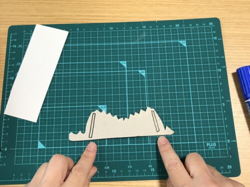 口の位置に仕切り板を付けて口の中に入る