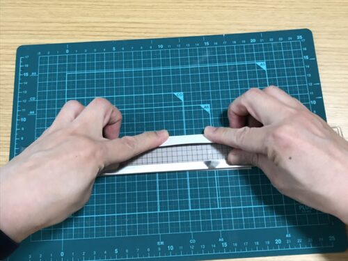 厚紙を1センチ幅で折る
