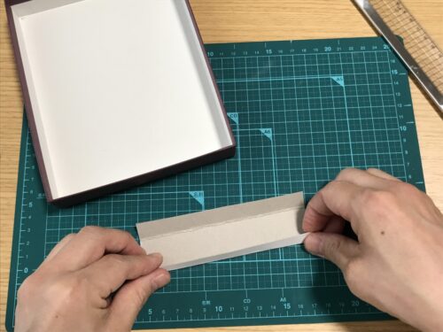厚紙が箱の高さでコの字