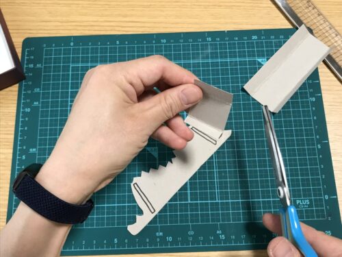 コの字のパーツを切る