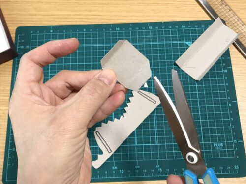 のりしろ部分は斜めに切ります