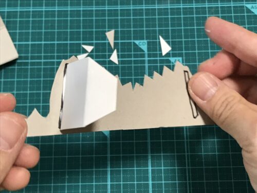 仕切り板の線に合わせて貼ります