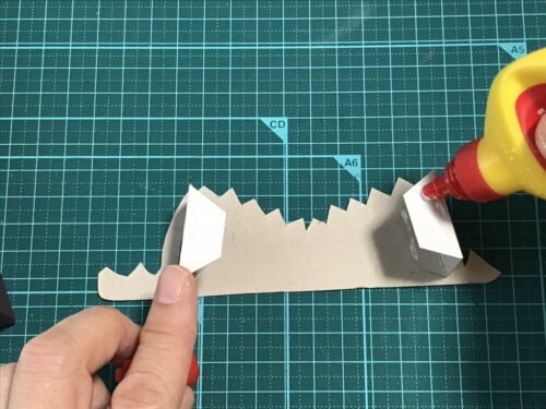 のりしろにボンドを付けます。